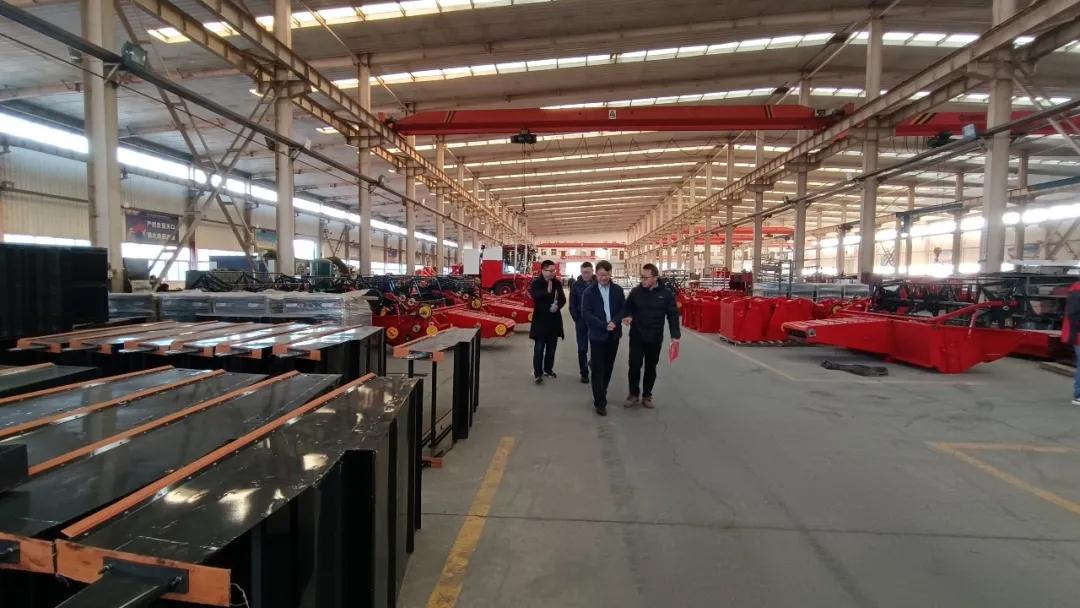 熱烈歡迎中國農(nóng)機(jī)工業(yè)協(xié)會(huì)代表團(tuán)蒞臨鄭州中聯(lián)參觀指導(dǎo)工作 12.245.jpg