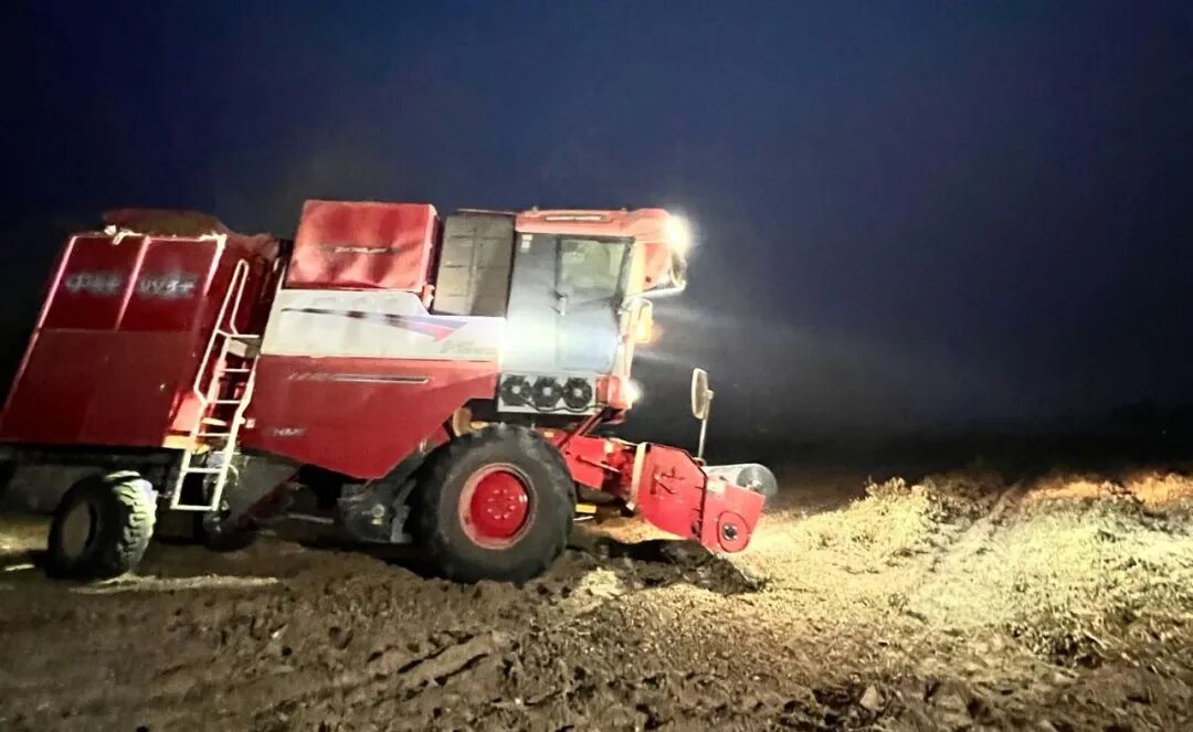 河南開(kāi)封張師傅:中聯(lián)收獲品質(zhì)值得信賴(lài) 3.jpg